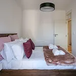 Hip Tailor Made Duplex Penthouse In Bairro Alto Апартаменты
